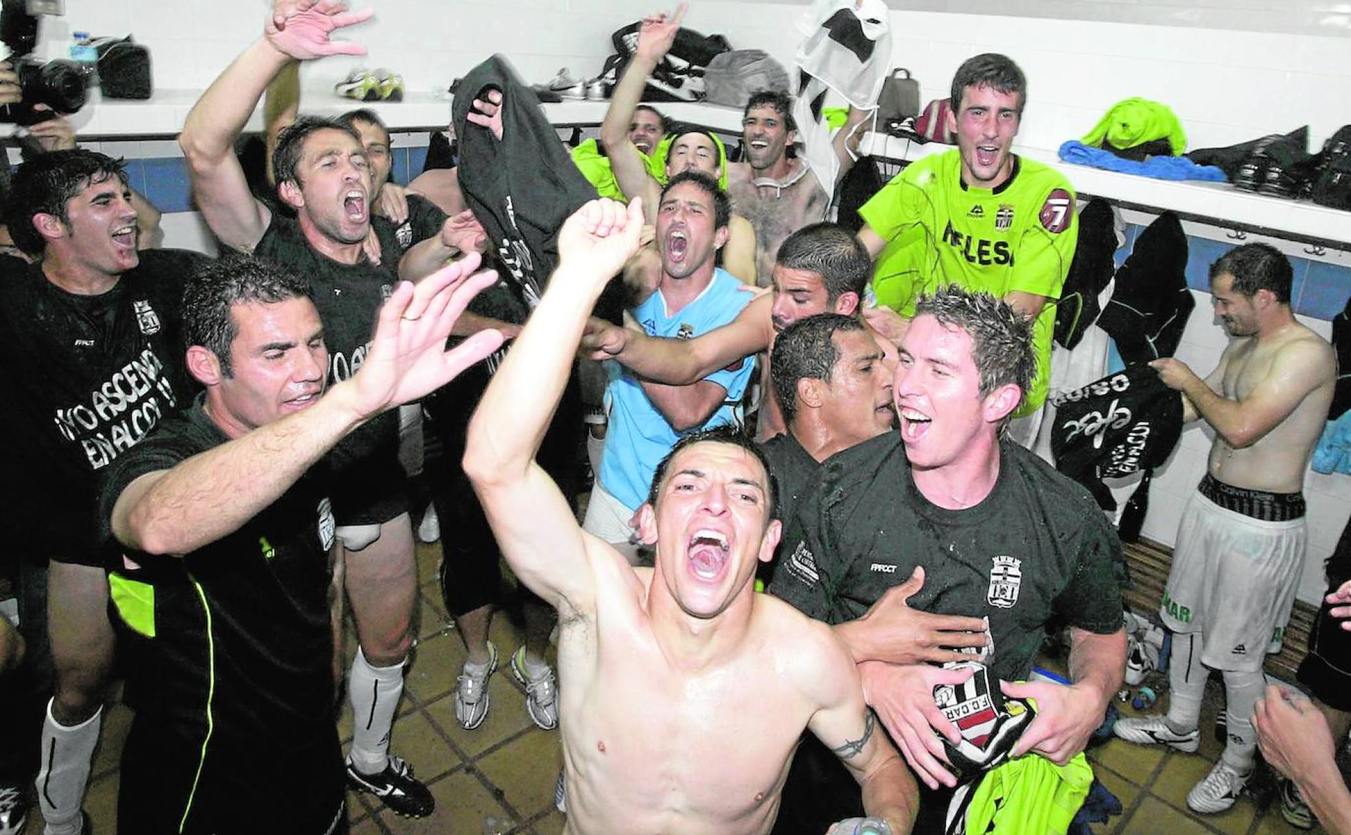 Cabrejo, Juanmi y Koeman, en primer término, celebrando el ascenso en Alcoy en 2009.