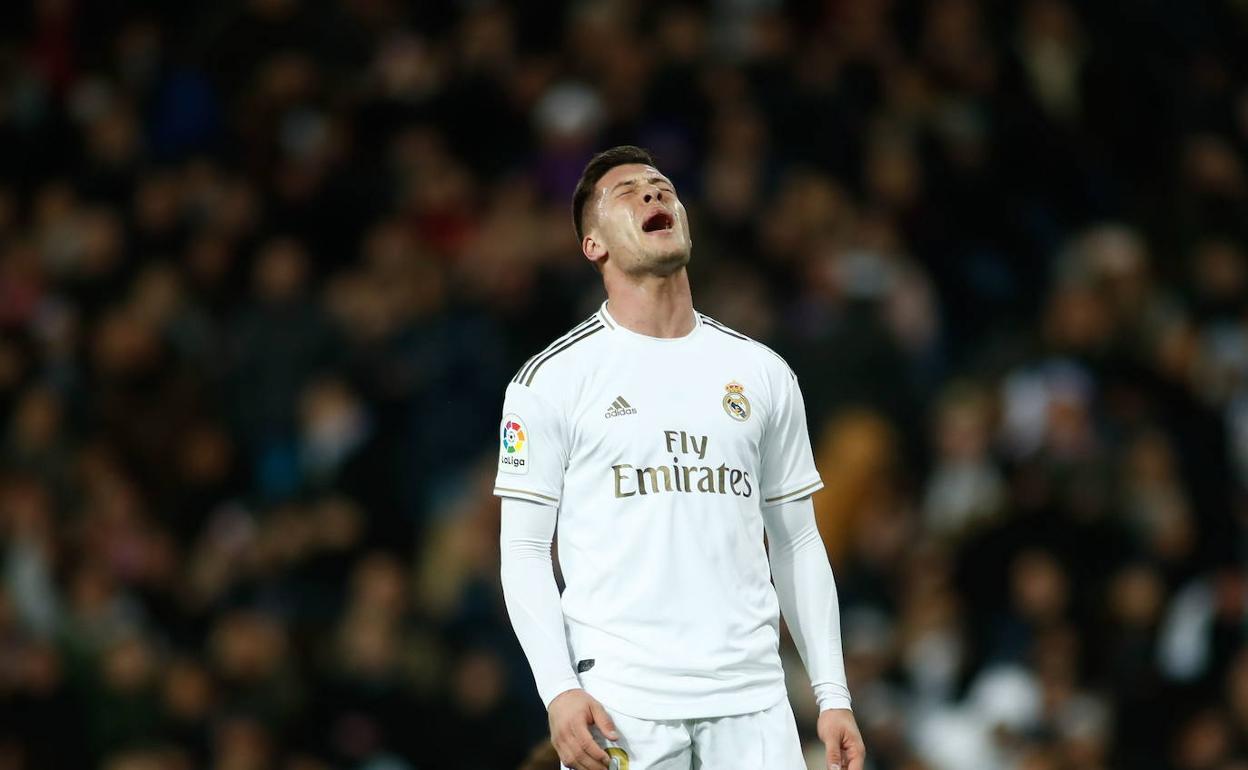 Jovic se lamenta tras fallar una ocasión con el Real Madrid. 