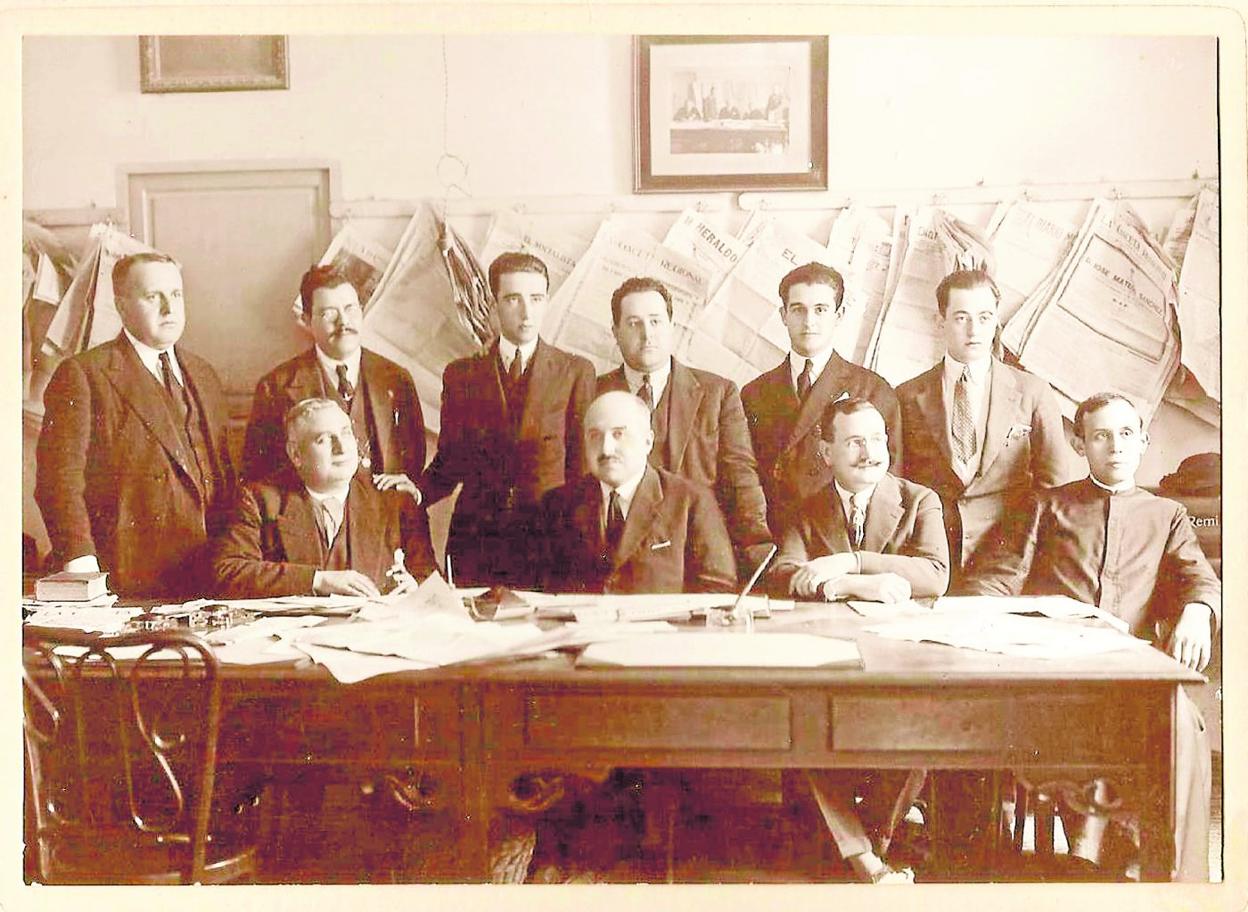 Plantilla de LA VERDAD. De pie, Francisco García Rivera; Molina, 'El Cajero'; Evaristo Pérez Cánovas; Diego Fernández; Raimundo de los Reyes y Conejero. Sentados, José Franco, Francisco Martínez García, José Ballester Nicolás y Pedro Sánchez Barba. Debe corresponder al periodo de 1923 a 1925, pues en 1926 el director del periódico, Francisco Martínez García, pasó a ser alcalde de Murcia, y no estaría sentado en el centro, sino José Ballester, que fue quien le sustituyó. 