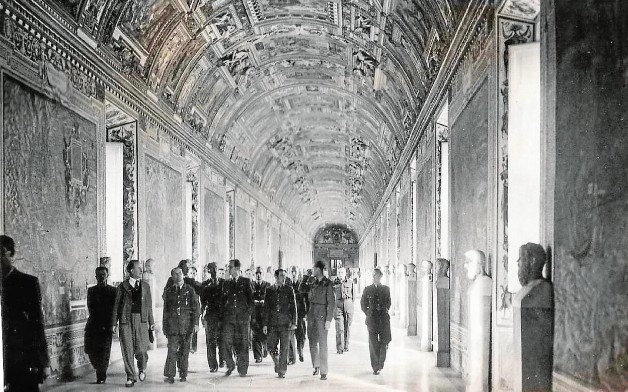 t«Los tesoros del Vaticano quedan nuevamente abiertos al público». Por detrás de la foto dice: «Las famosas galerías de Arte del Vaticano, cerradas desde que estalló la guerra, han vuelto a quedar abiertas al público recientemente. Aquí vemos a unos soldados polacos y británicos dirigiéndose a la Capilla Sixtina, por el Corredor de los Mapas». Sin fecha. 