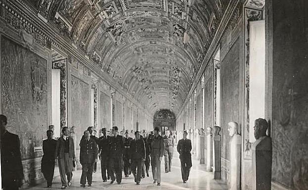 Imagen principal - «Los tesoros del Vaticano quedan nuevamente abiertos al público». Por detrás de la foto dice: «Las famosas galerías de Arte del Vaticano, cerradas desde que estalló la guerra, han vuelto a quedar abiertas al público recientemente. Aquí vemos a unos soldados polacos y británicos dirigiéndose a la Capilla Sixtina, por el Corredor de los Mapas». Sin fecha. 
