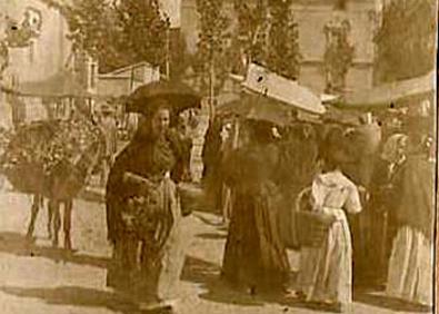 Imagen secundaria 1 - «Los tesoros del Vaticano quedan nuevamente abiertos al público». Por detrás de la foto dice: «Las famosas galerías de Arte del Vaticano, cerradas desde que estalló la guerra, han vuelto a quedar abiertas al público recientemente. Aquí vemos a unos soldados polacos y británicos dirigiéndose a la Capilla Sixtina, por el Corredor de los Mapas». Sin fecha. 