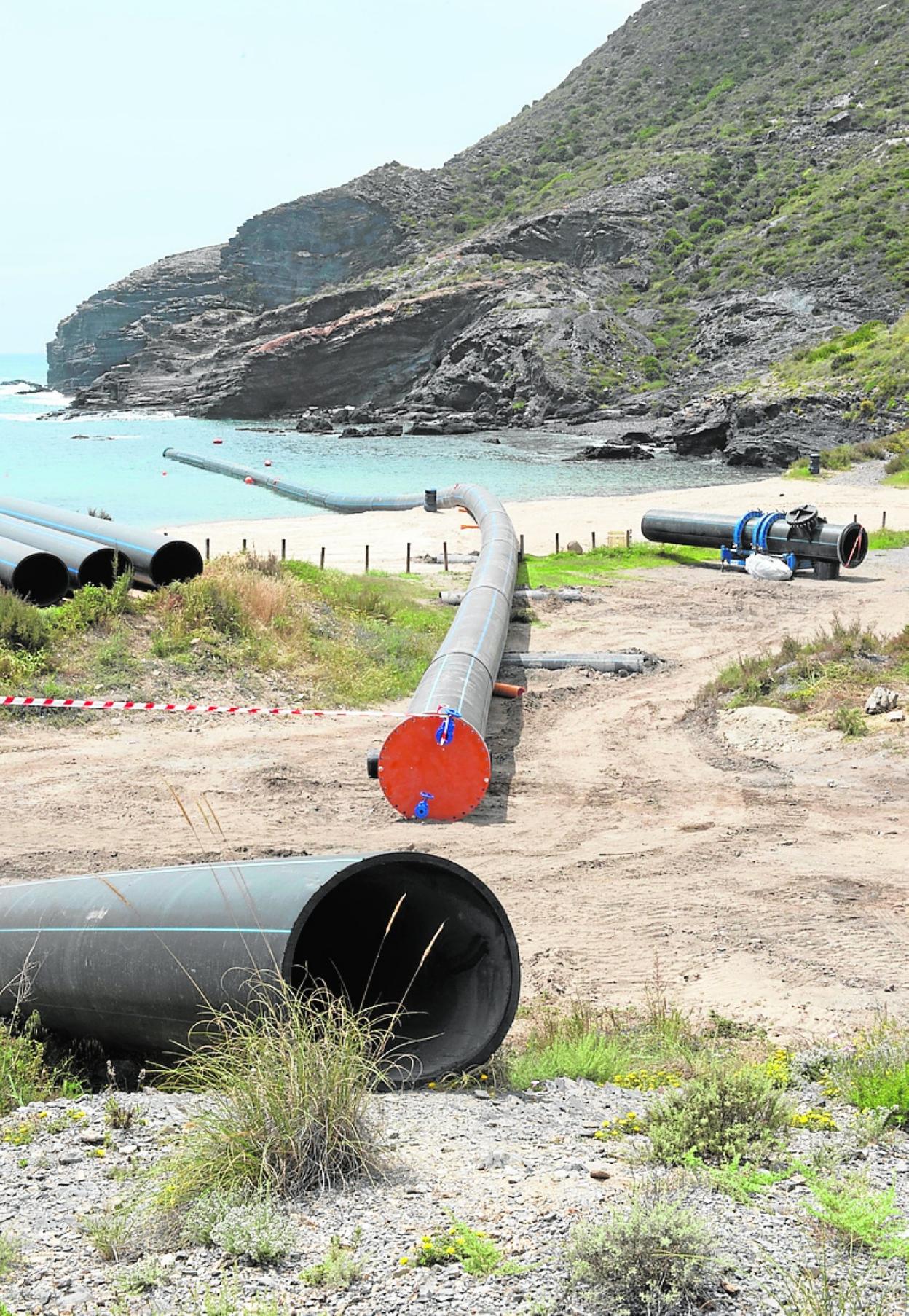 Trabajos de arreglo del emisario de Cala Reona. 