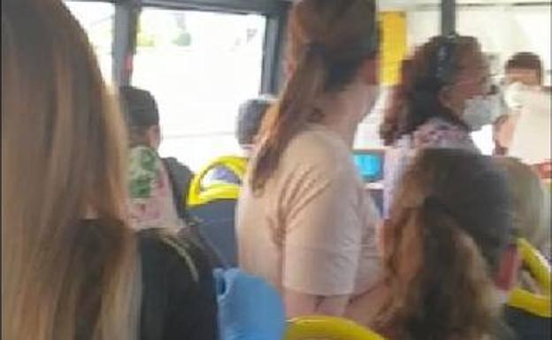 Un autobús de la línea 26, este lunes, con gran cantidad de pasajeros.