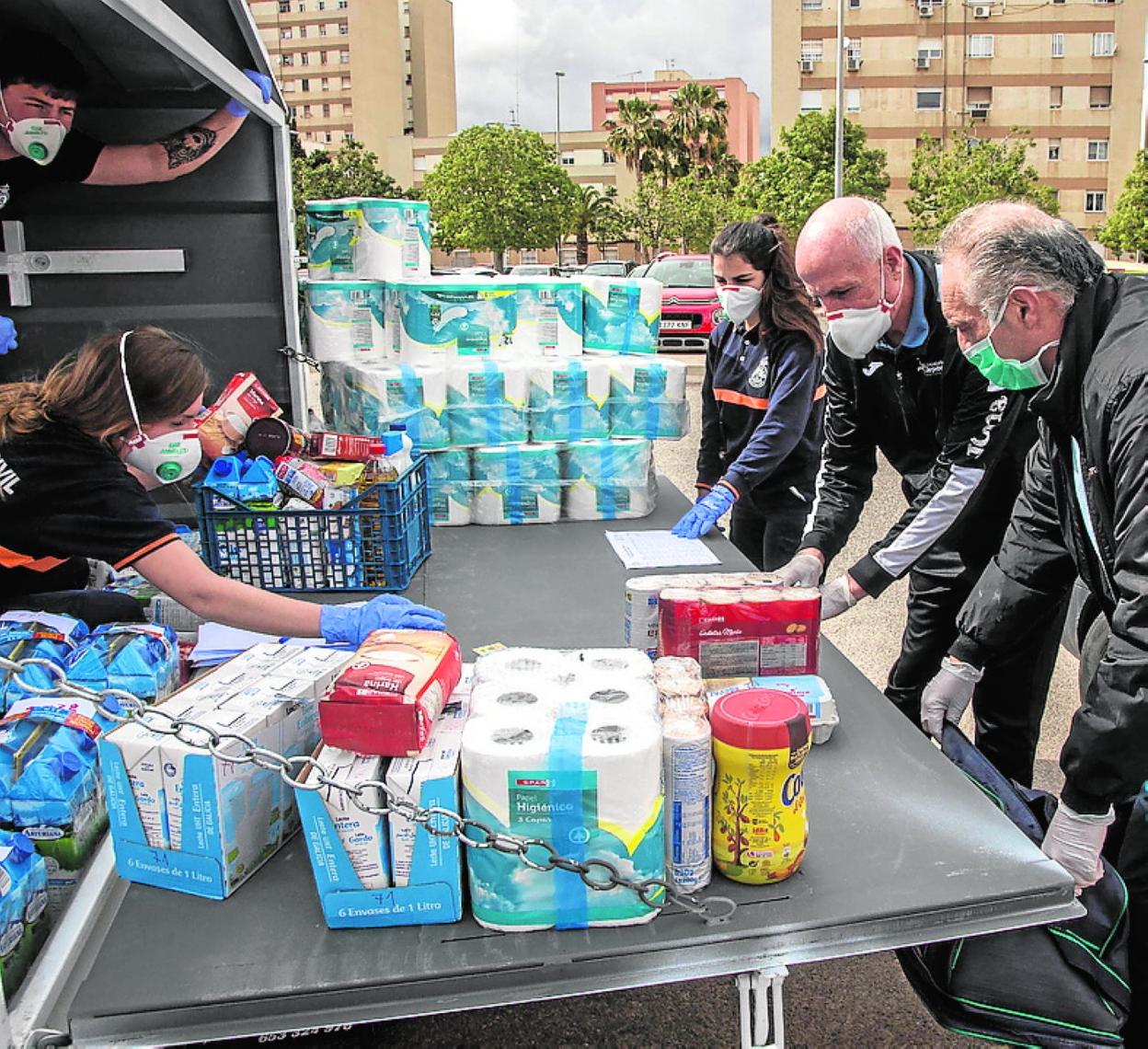 Reparto de productos básicos el 2 de mayo, en el Ensanche. 