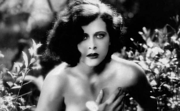 Imagen principal - Hedy Lamarr tenía 19 años cuando protagonizó 'Éxtasis', polémico filme que contiene desnudos y el primer orgasmo de una mujer en una cinta no pornográfica. La actriz junto a Clark Gable en 'Camarada X' (1940) y con Victor Mature en 'Sansón y Dalila' (1949).