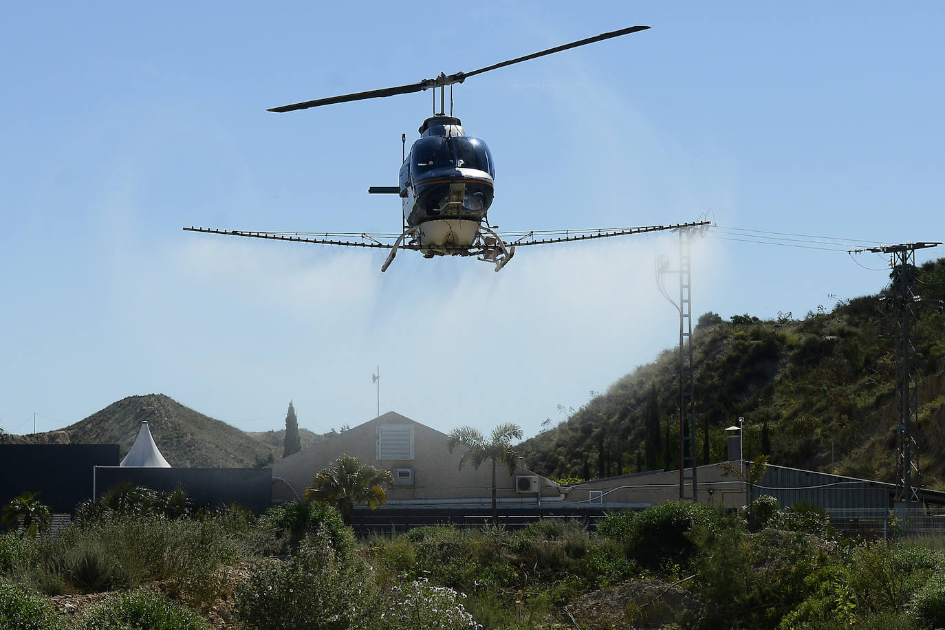 Fotos: Un helicóptero se une a la guerra contra el mosquito tigre en Murcia