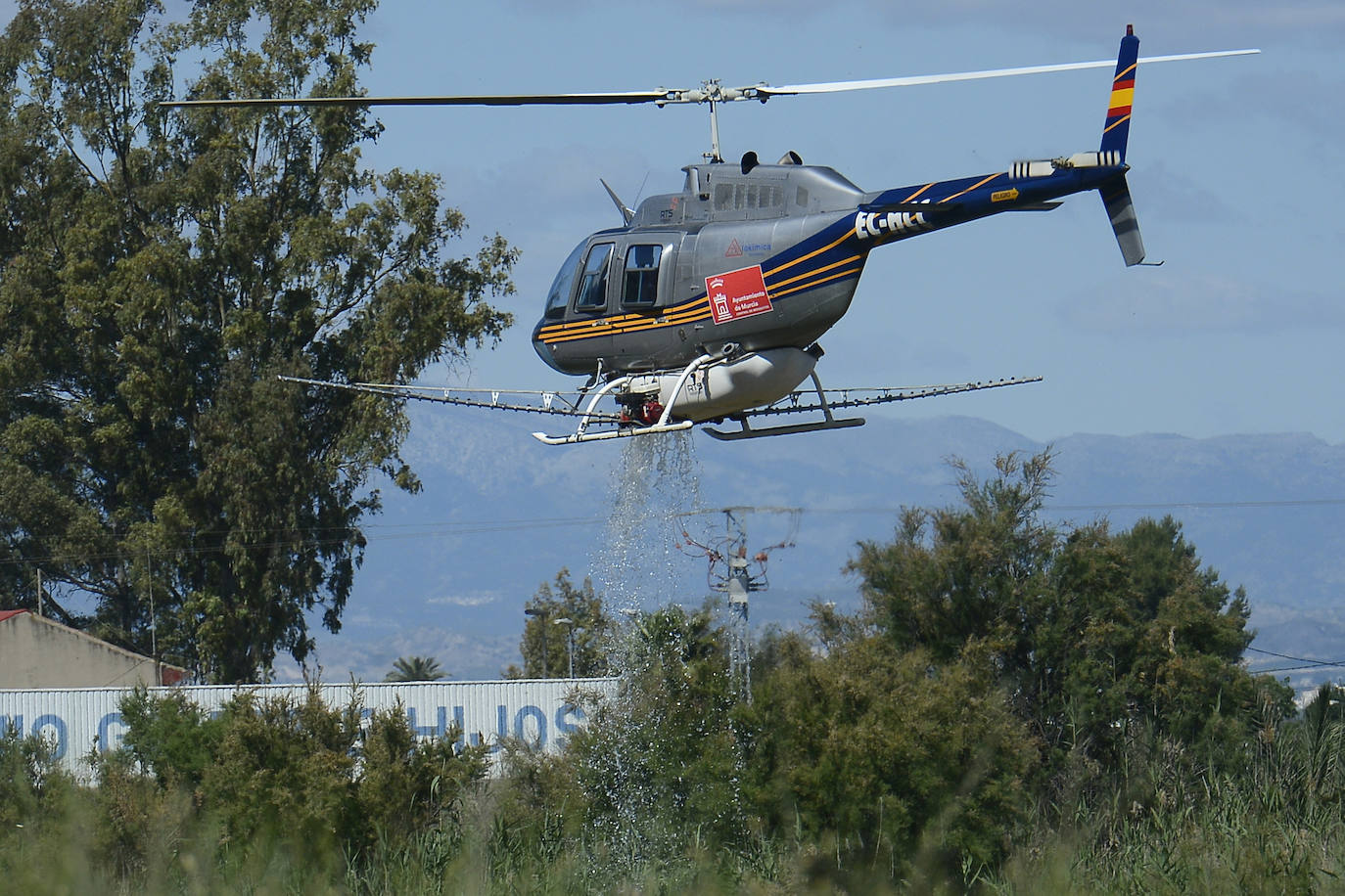 Fotos: Un helicóptero se une a la guerra contra el mosquito tigre en Murcia