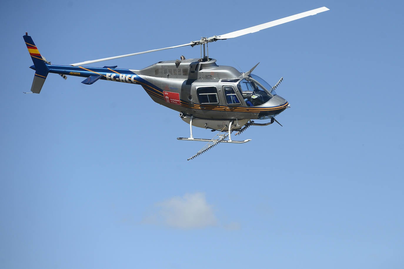 Fotos: Un helicóptero se une a la guerra contra el mosquito tigre en Murcia