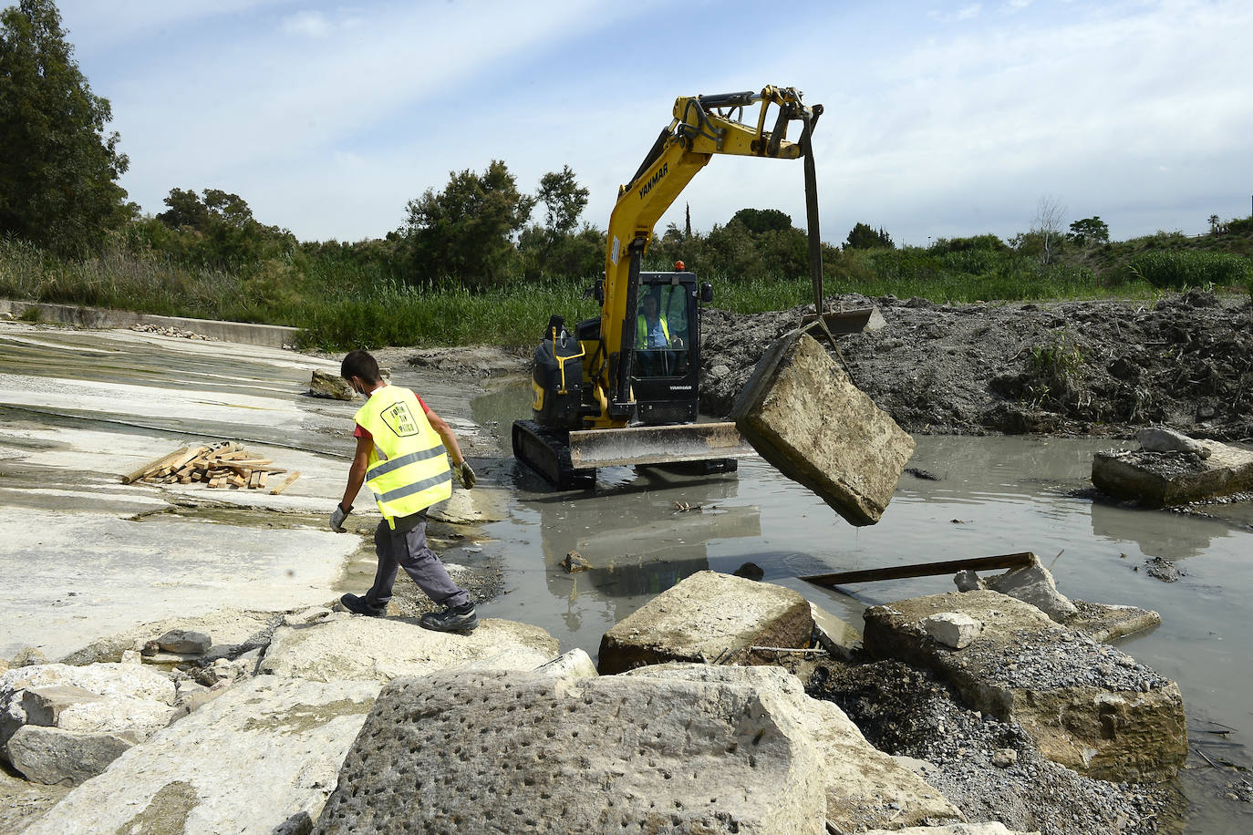 Fotos: Comienzan las obras para recomponer el muro de La Contraparada