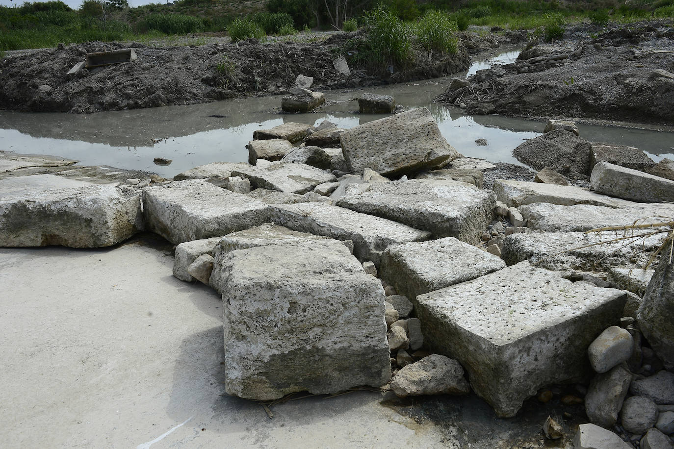 Fotos: Comienzan las obras para recomponer el muro de La Contraparada