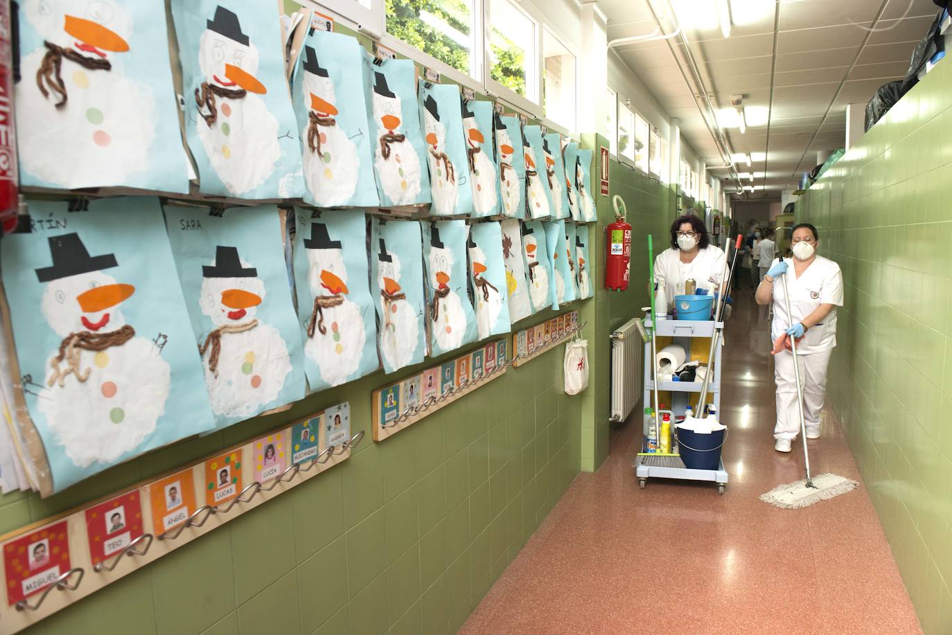 Fotos: Desinfectan los colegios de Murcia coincidiendo con la apertura de los centros para admisiones