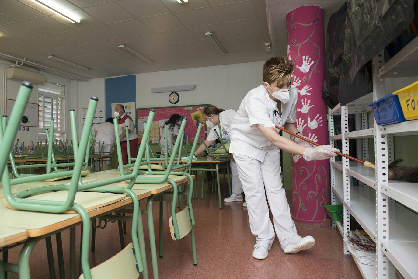 Fotos: Desinfectan los colegios de Murcia coincidiendo con la apertura de los centros para admisiones