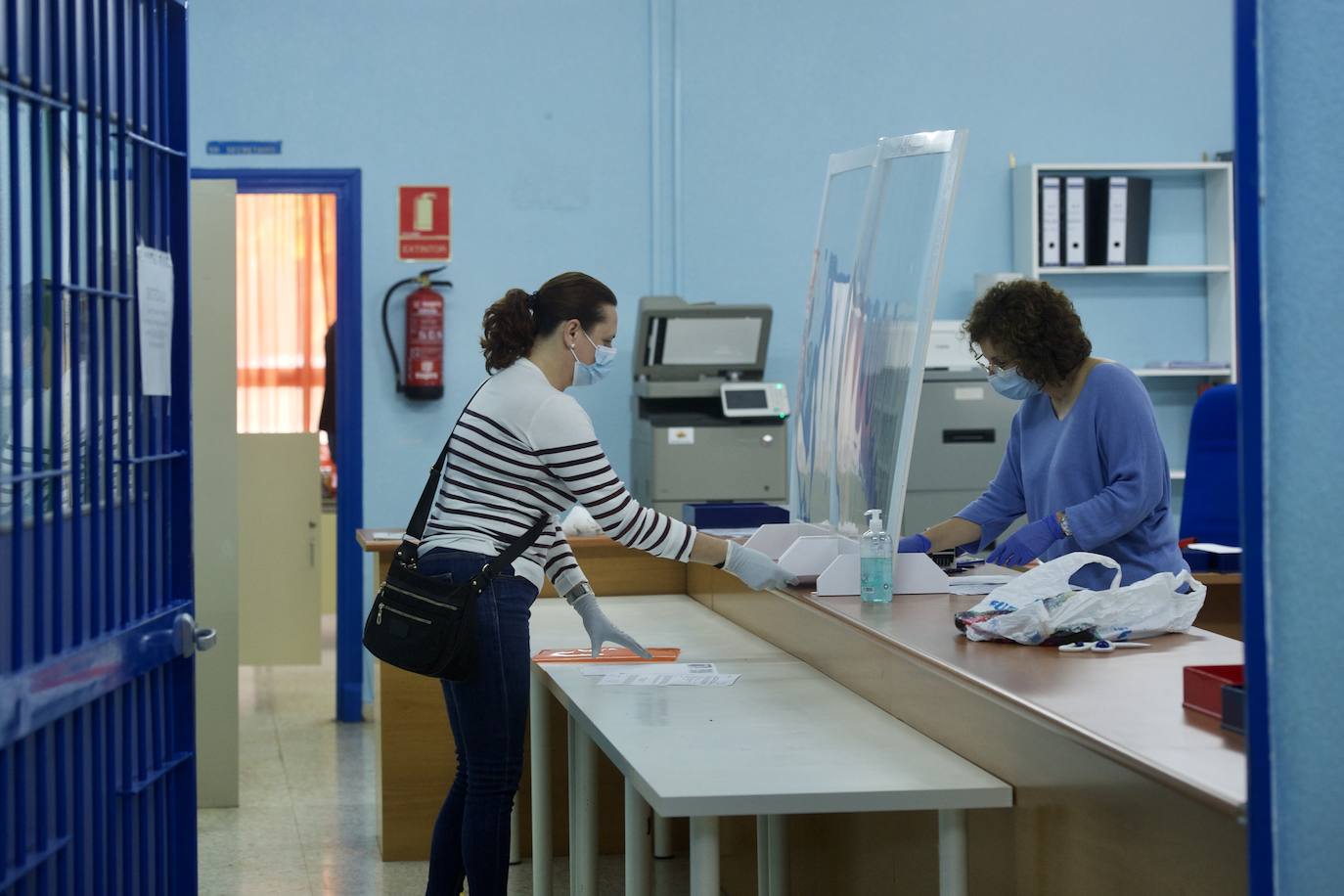 Fotos: Colas para presentar la matrícula en el IES Alfonso X de Murcia