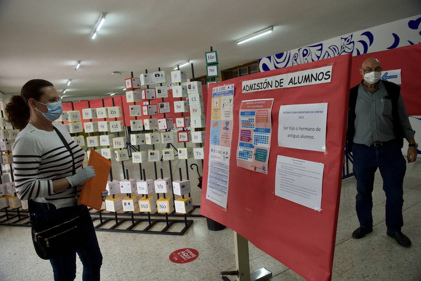 Fotos: Colas para presentar la matrícula en el IES Alfonso X de Murcia