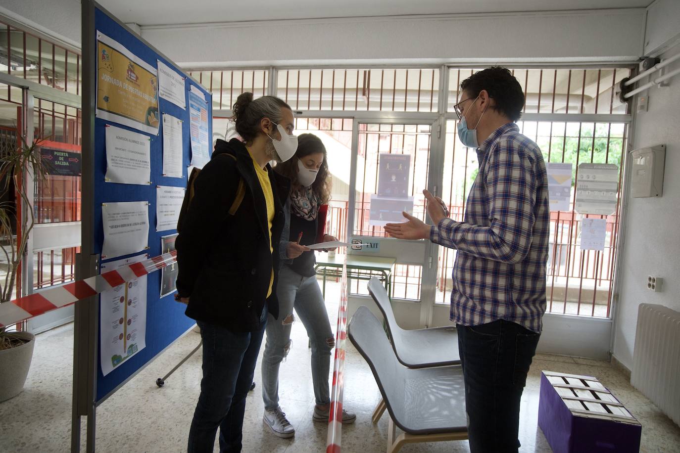 Fotos: Colas para presentar la matrícula en el IES Alfonso X de Murcia