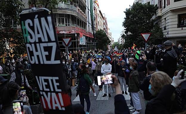 Foto: protesta en la calle Núñez de Balboa de Madrid contra la gestión del Gobierno central. Vídeo: la presidenta de la Comunidad de Madrid avanza un incremento de las protestas contra el Gobierno de coalición. 