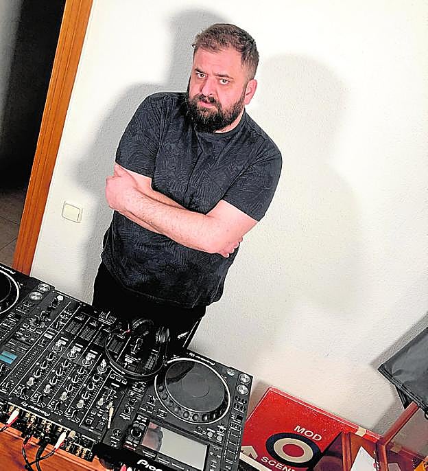 Don Flúor, junto a su mesa de mezclas.