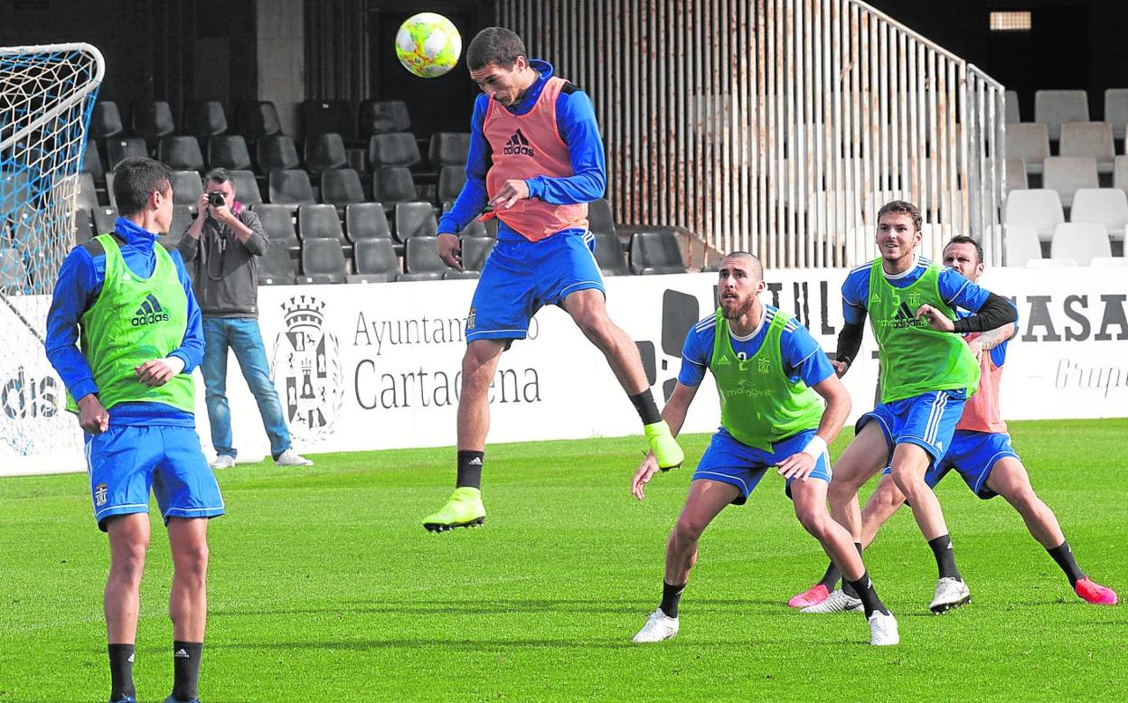 Jovanovic remata ante Andújar en un entrenamiento del Cartagena en el Cartagonova, en febrero. 
