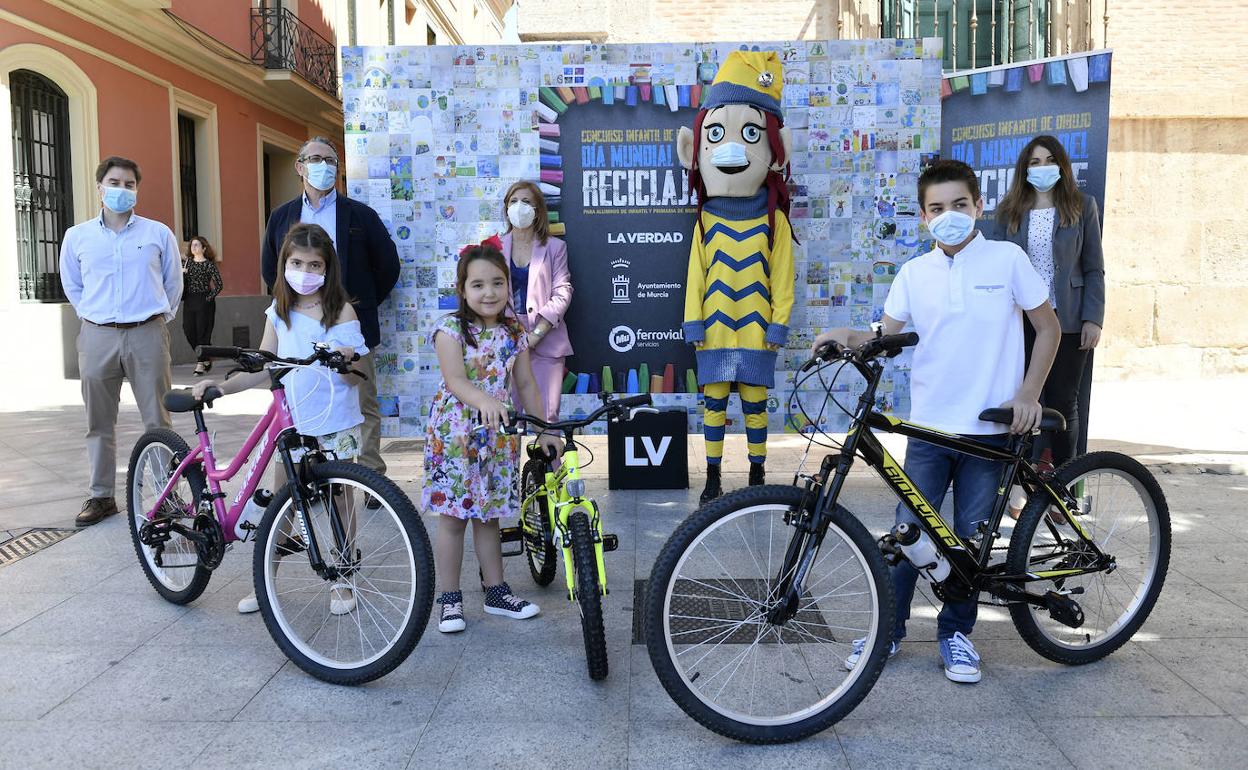 Los tres niños ganadores posan con sus premios. 