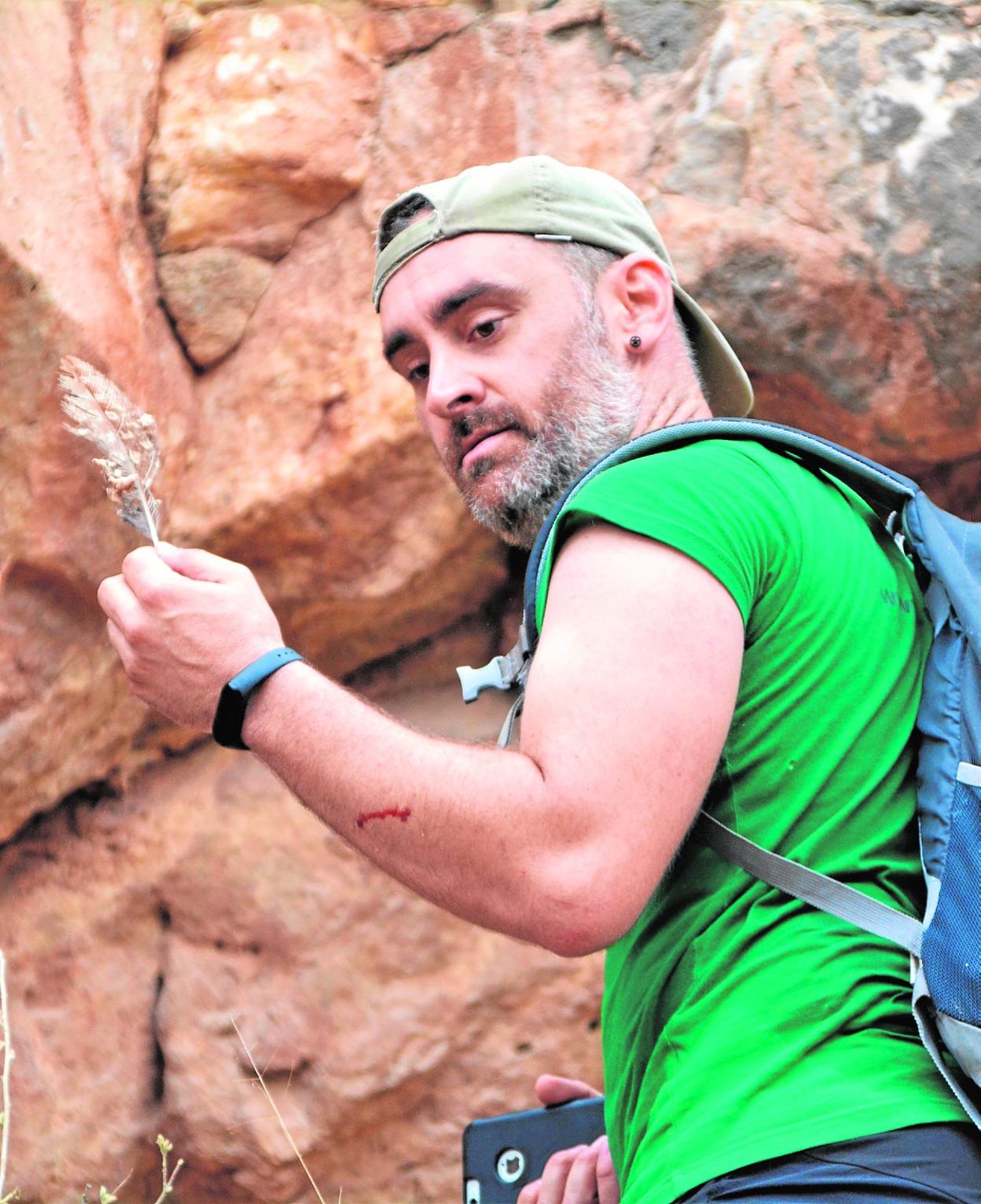 Miguel Pallarés con una pluma de búho real. 