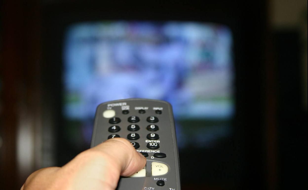Imagen de archivo de un espectador cambiando de canal.