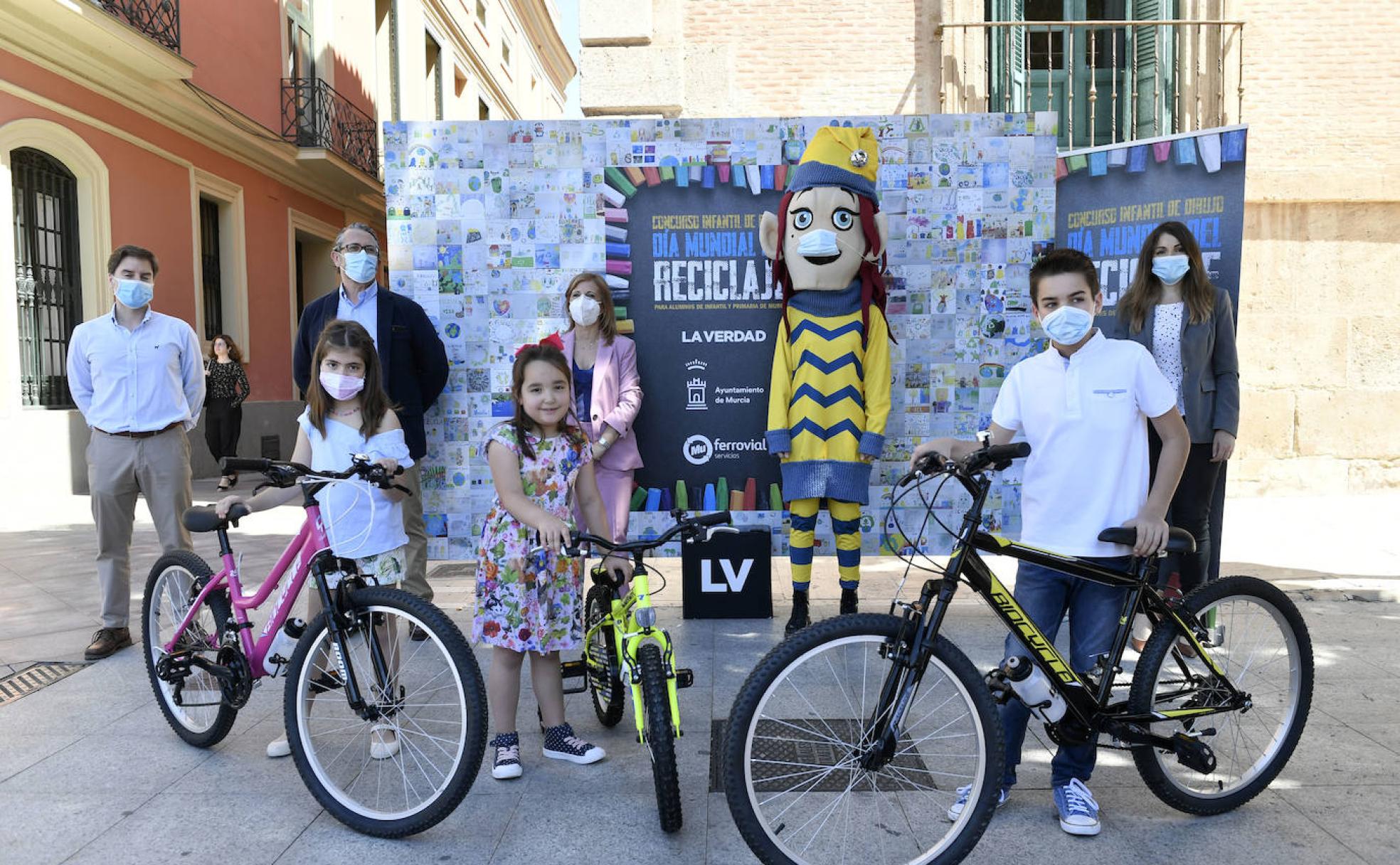 Claudia Muñoz, Marieta Cánovas y Mario Yelo, con sus bicicletas, junto a José María Cervera, Antonio Igualada, Cristina Calzón, Lili -mascota de Ferrovial Servicios-, y Rebeca Pérez. 