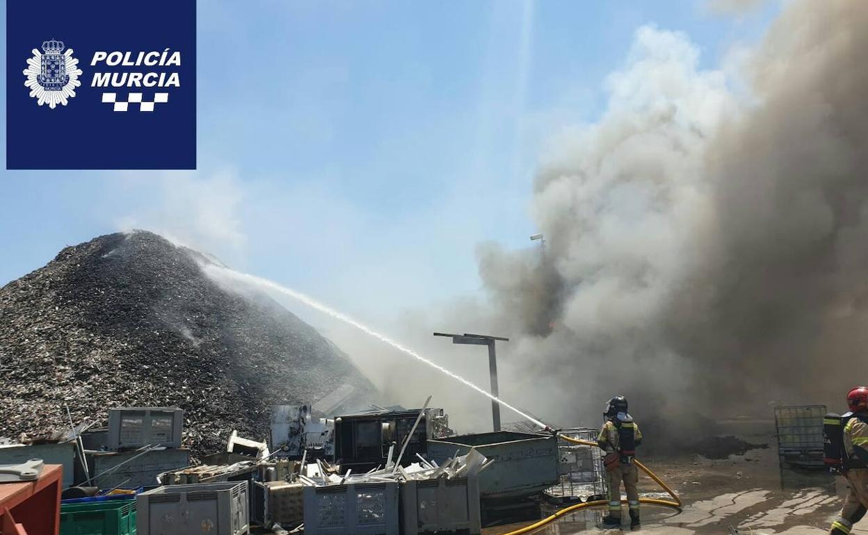 Los bomberos, trabajando para extinguir el fuego en la planta de residuos.