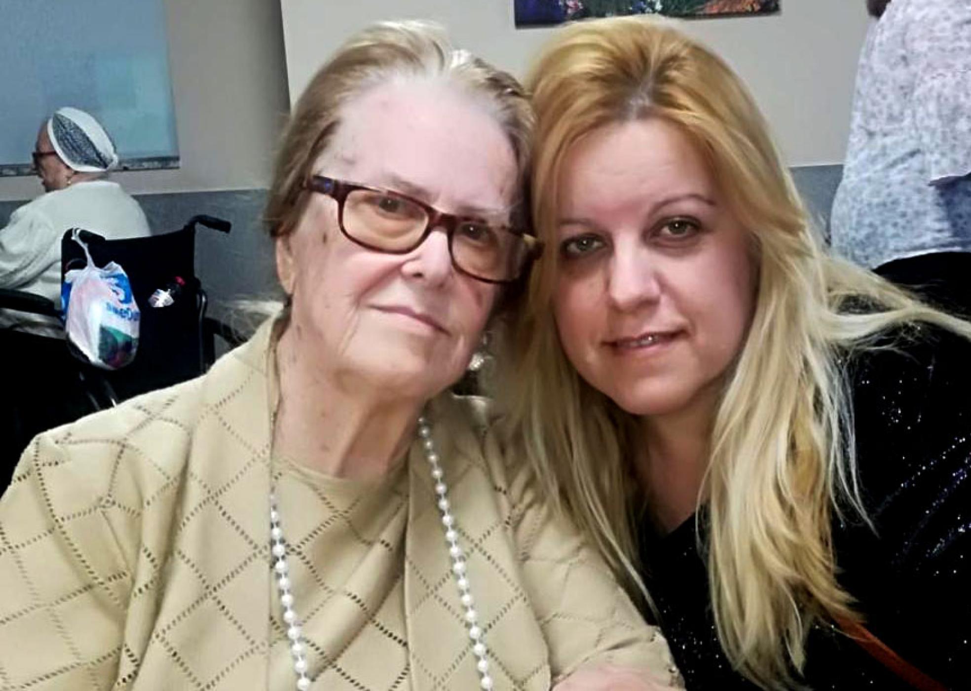 Josefa y su hija María José, en una de las últimas visitas antes del cierre de las residencias y de que esta usuaria contrajera la enfermedad. 