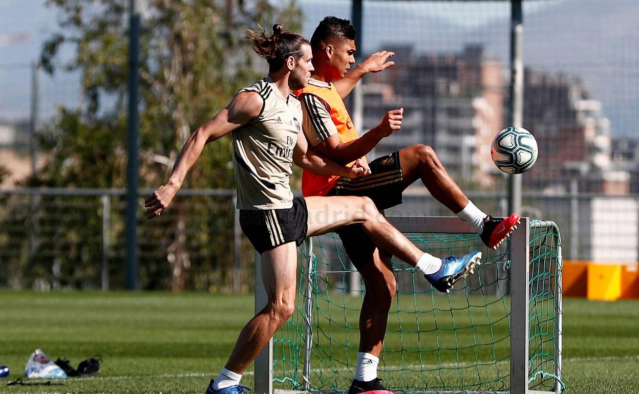 Gareth Bale y Casemiro, durante un entrenamiento del Real Madrid. 