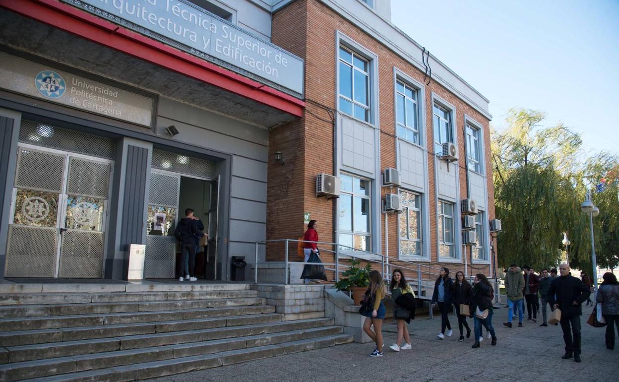 Estudiantes en el campus de la UPCT en una imagen de archivo.