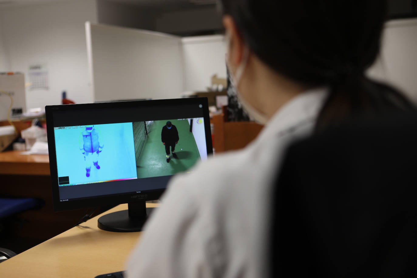 Los trabajadores pasan por la cámara termográfica con la que se controla diariamente la temperatura corporal, que queda registrada. 