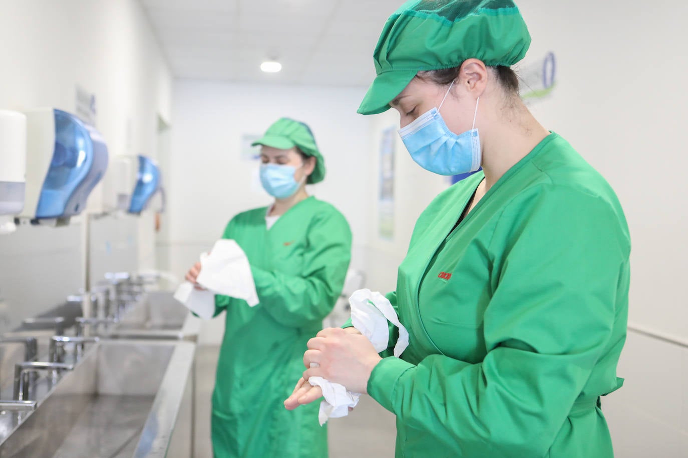 Las empleadas se lavan las manos con jabón antes de entrar en faena. 