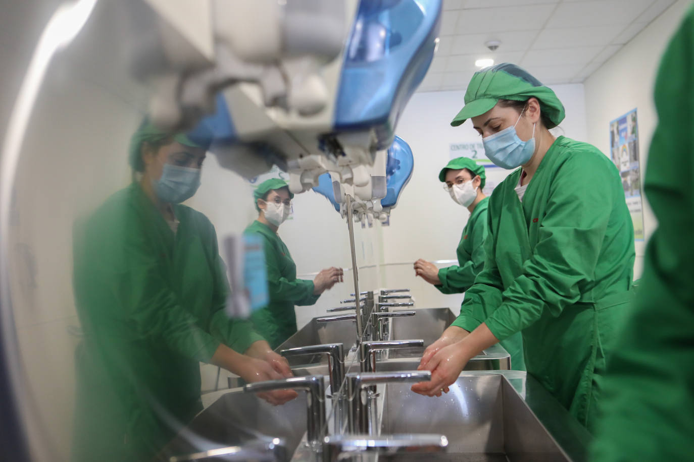 Las empleadas se lavan las manos con jabón antes de entrar en faena. 