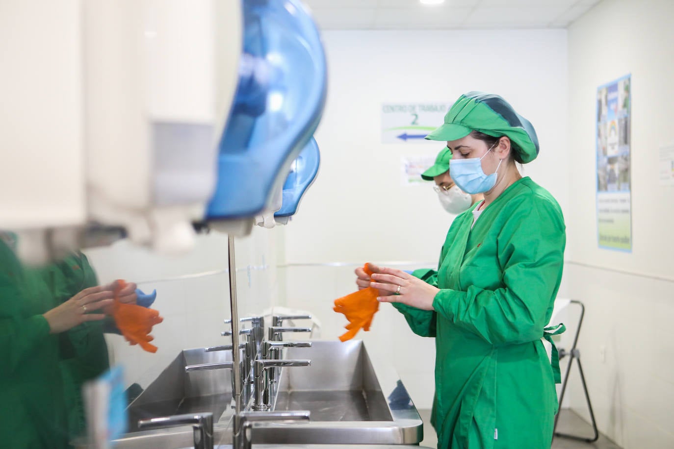 Las empleadas se lavan las manos con jabón antes de entrar en faena. 