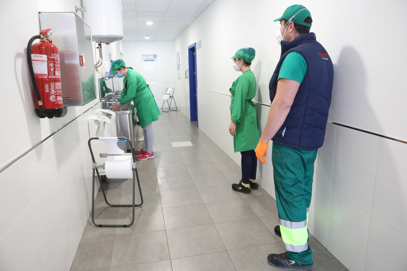 El resto espera su turno guarnando la distancia recomendada