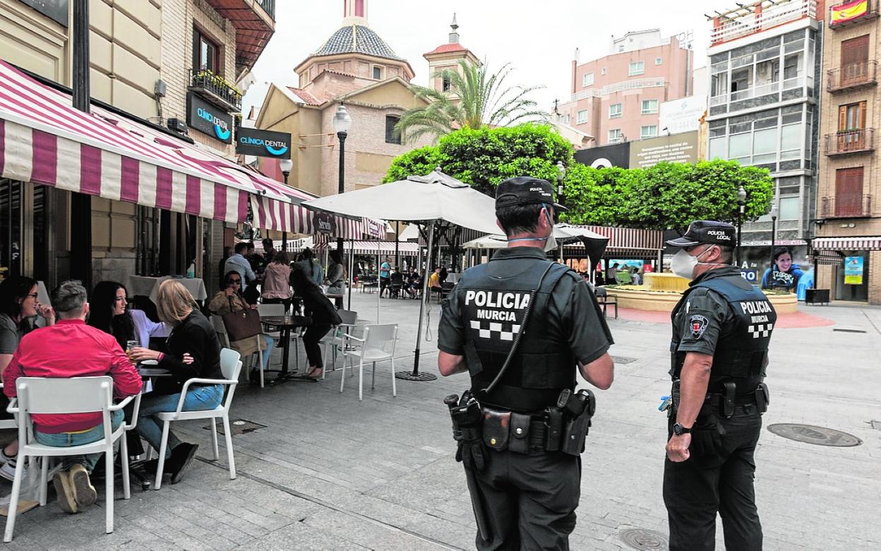 Agentes vigilan el cumplimiento de las medidas de seguridad en la zona de la plaza de las Flores. 