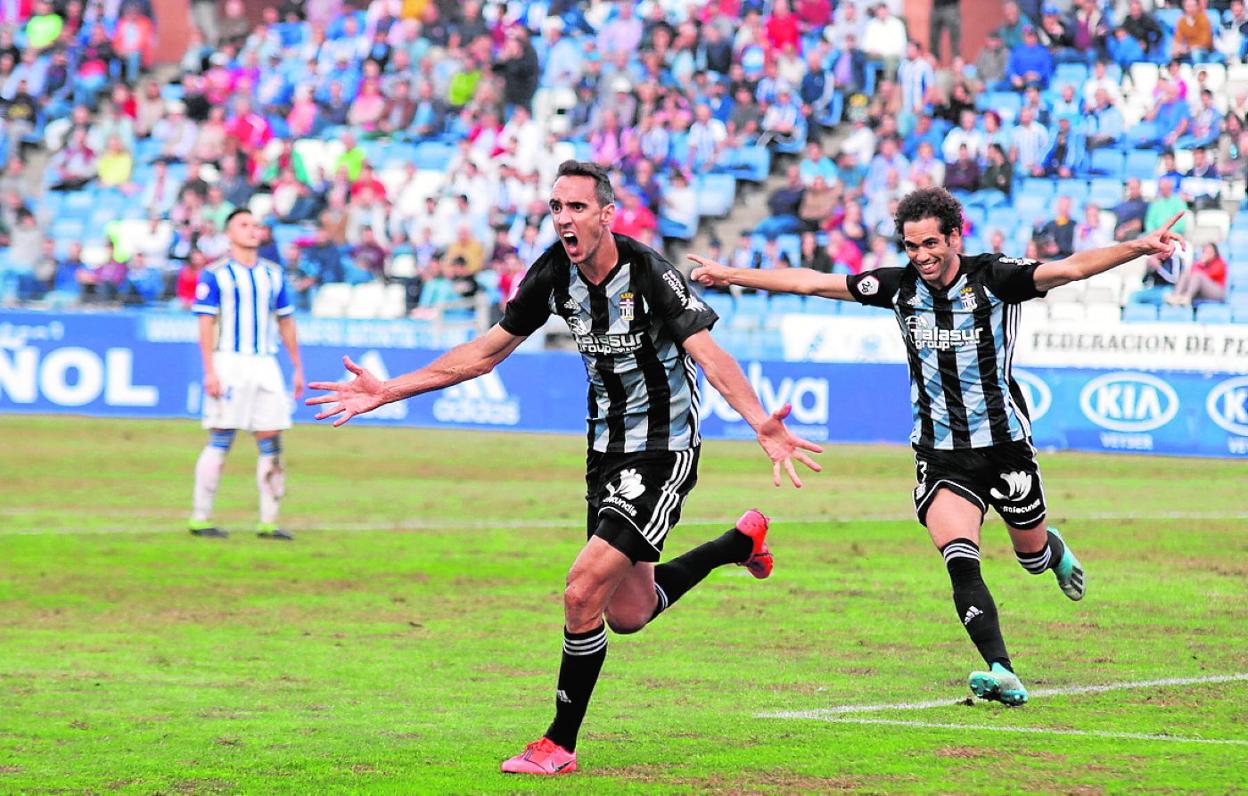 Pablo Caballero celebra su gol en Huelva, seguido de Quim Araujo. 