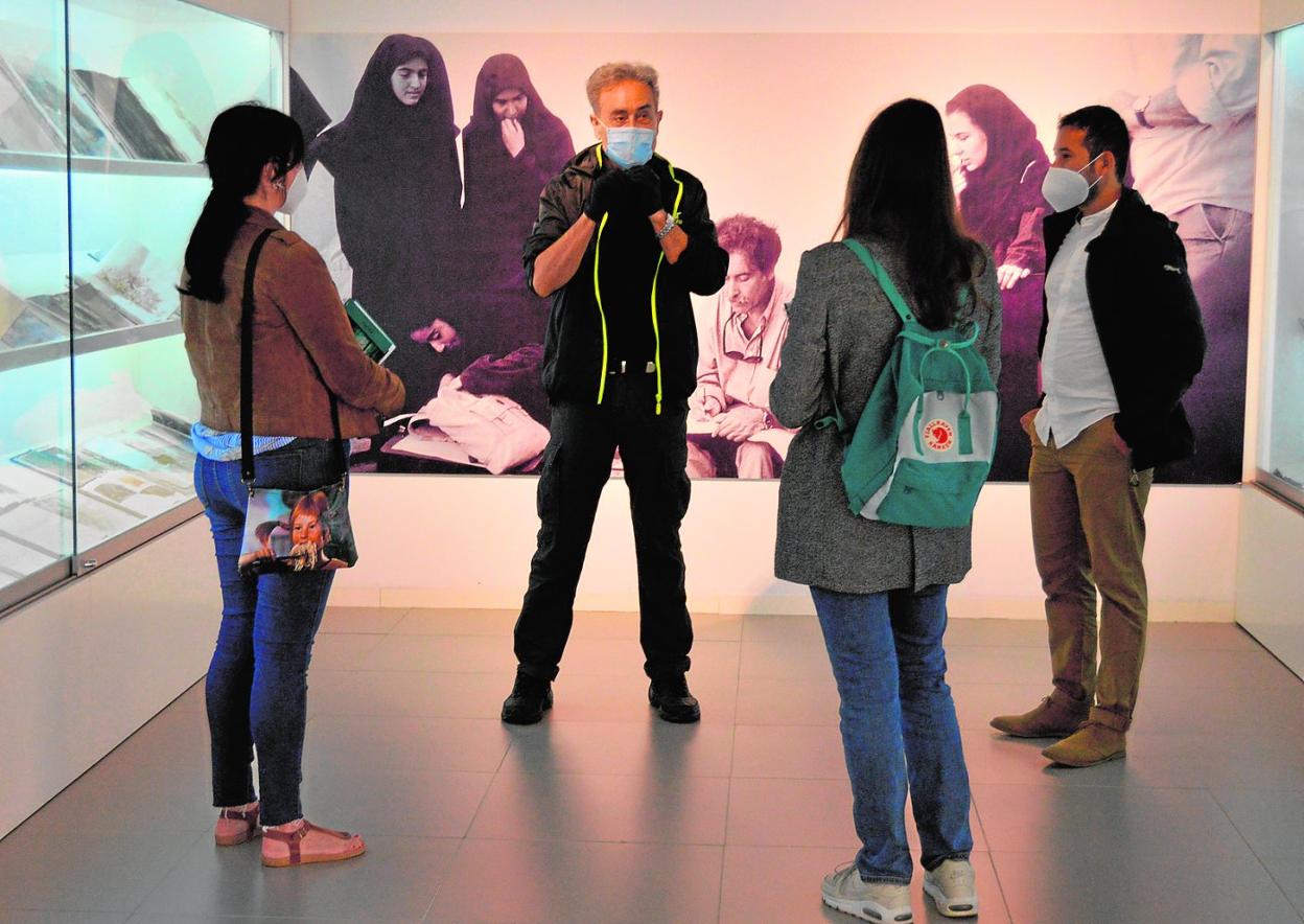 Pedro Cano con un grupo de personas en una visita a la Fundación de Blanca con las medidas de higiene y seguridad adecuadas.
