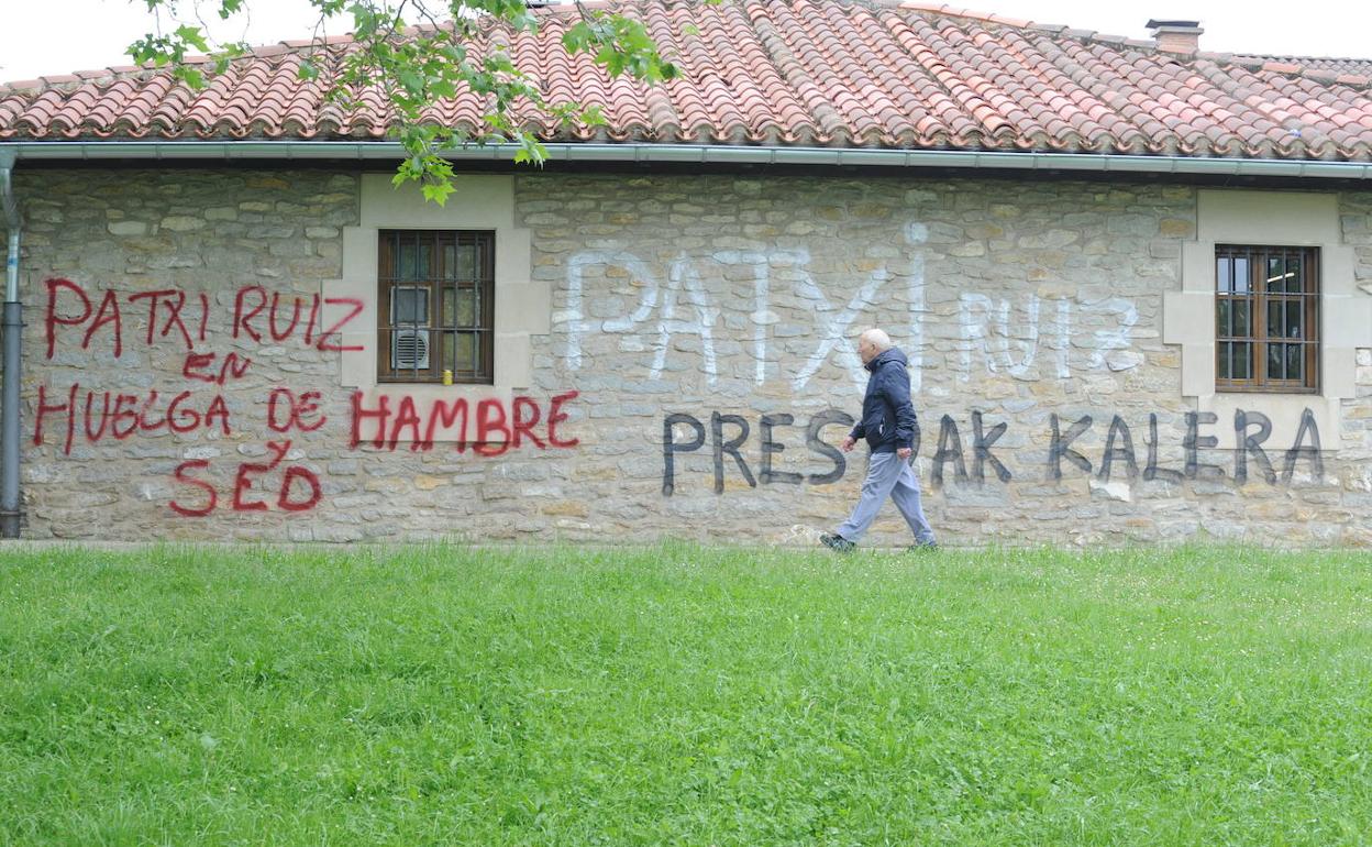 Imagen de pintadas en apoyo al preso patxi Ruiz en Vitoria. 