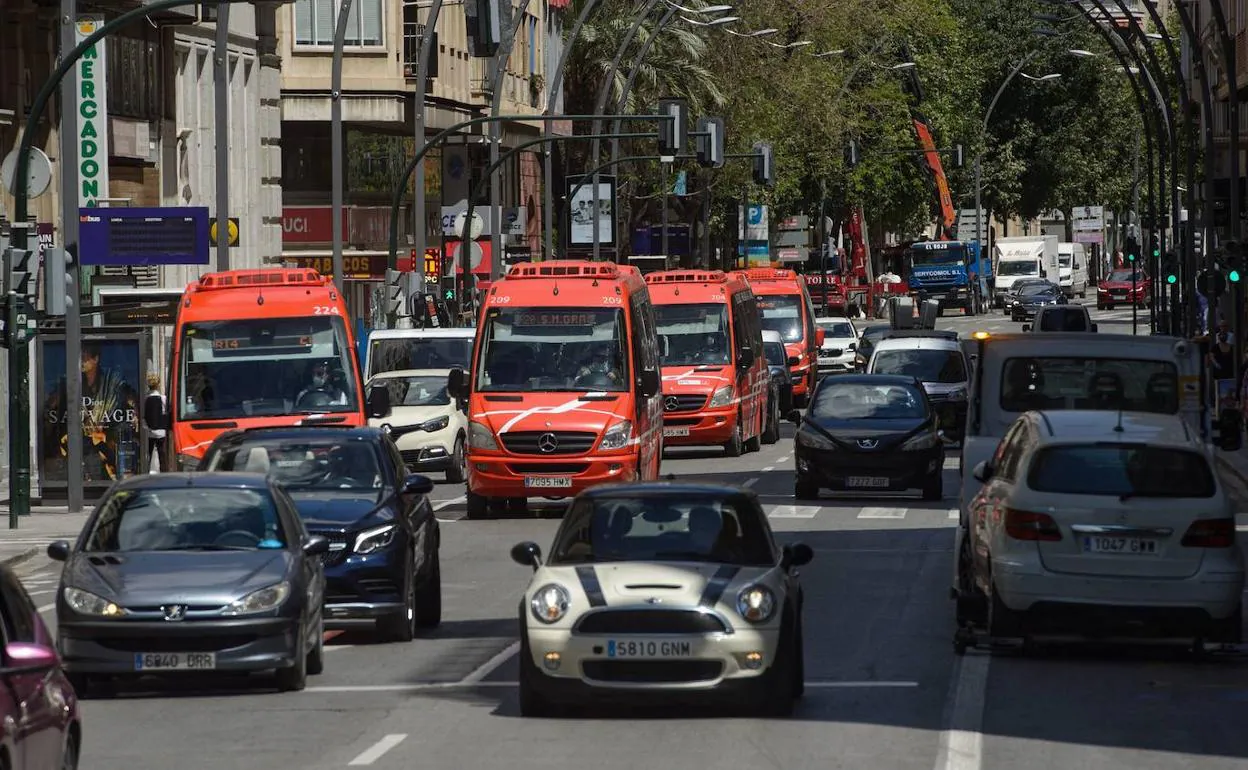 Tráfico de vehículos en la Gran Vía de Murcia. 