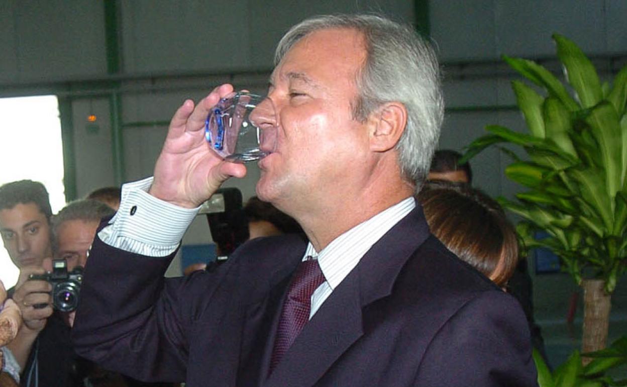 Valcárcel, brindando con agua de una desaladora. 