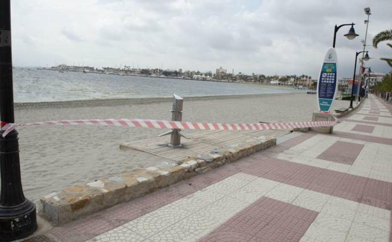 Acceso precintado a la playa de Villananitos.