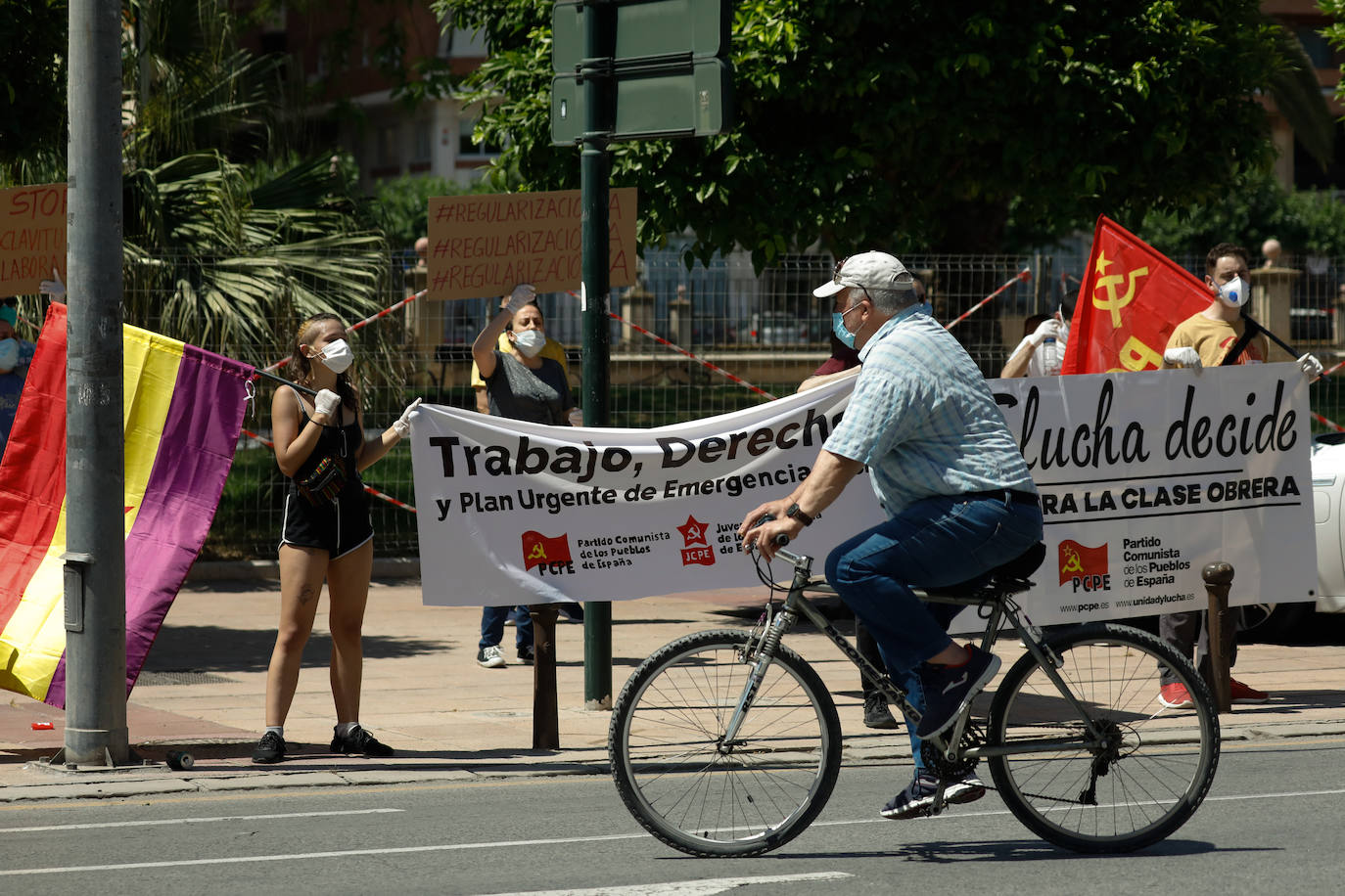 Fotos: Simpatizantes del PCPE se concentran en Murcia por un «plan urgente de emergencia social»