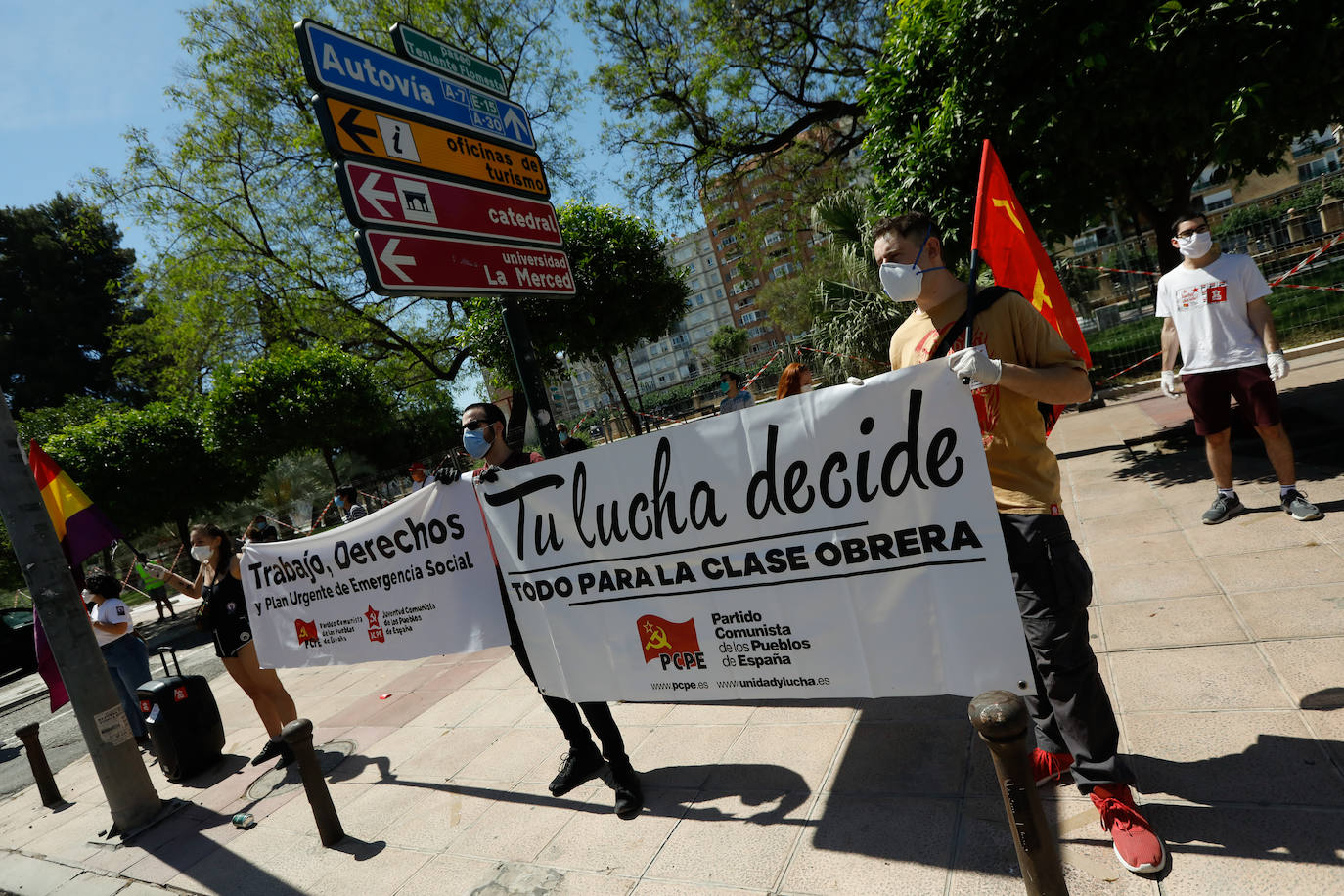 Fotos: Simpatizantes del PCPE se concentran en Murcia por un «plan urgente de emergencia social»