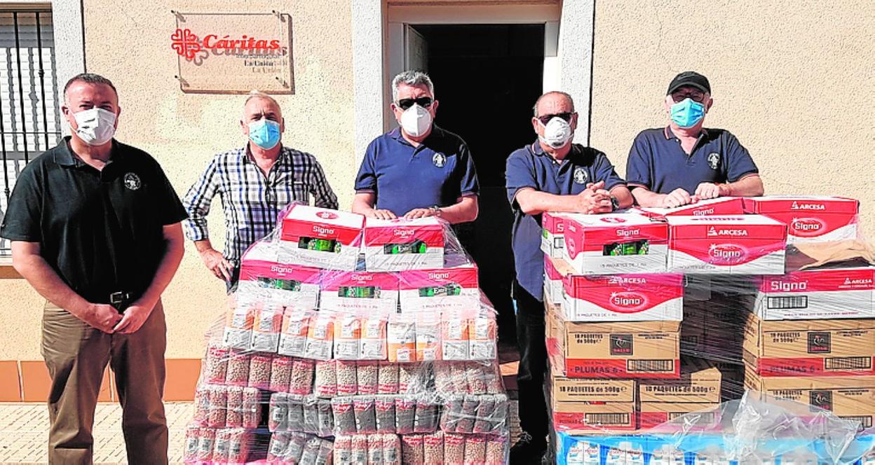 Directivos de la Orden y el presidente de Cáritas, con los alimentos. 