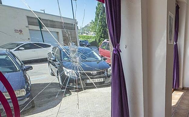 Detalle de los daños en el cristal.