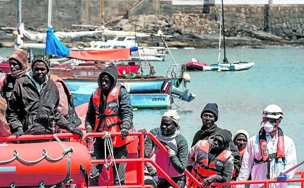 Inmigrantes rescatados por la Salvamar Menkalinan llegan al puerto grancanario de Arguineguín.