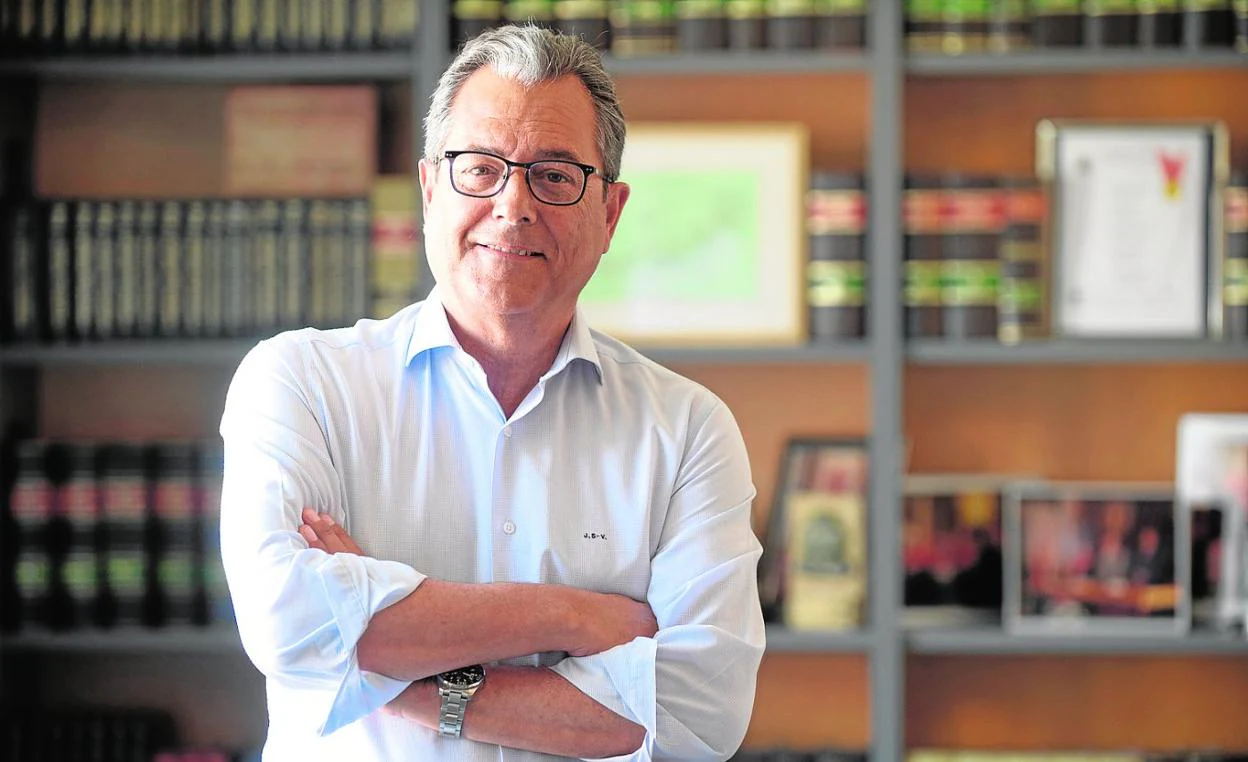 El abogado y vicedecano de Derecho de la UCAM, Jaime Sánchez-Vizcaíno, en su despacho de Murcia. 