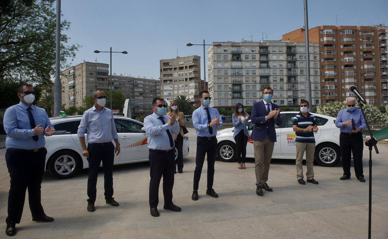 El aplauso solidario a los taxistas, este martes, en la plaza de la Cruz Roja de Murcia.